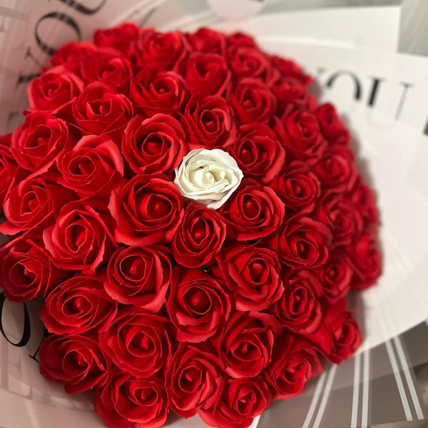 Buchet 49 Trandafiri de Săpun - Roșu (1 alb)