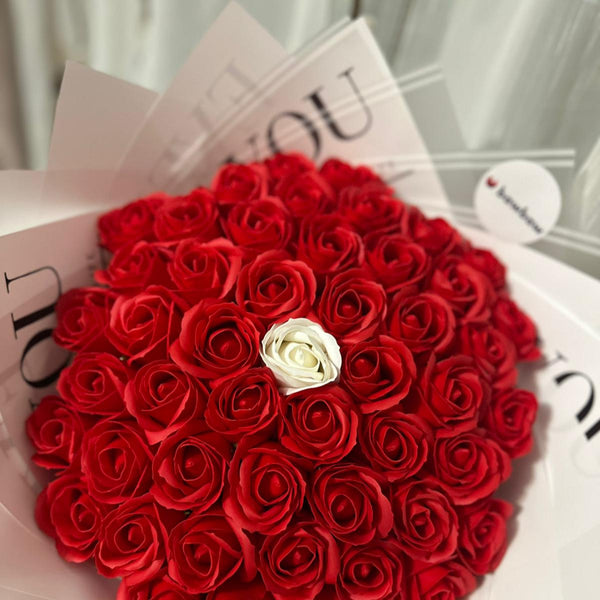 Buchet 49 Trandafiri de Săpun - Roșu (1 alb)